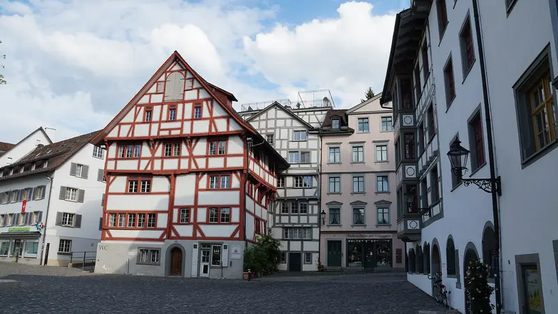 Gallusplatz in St. Gallen mit Altstadthäusern und Erkern